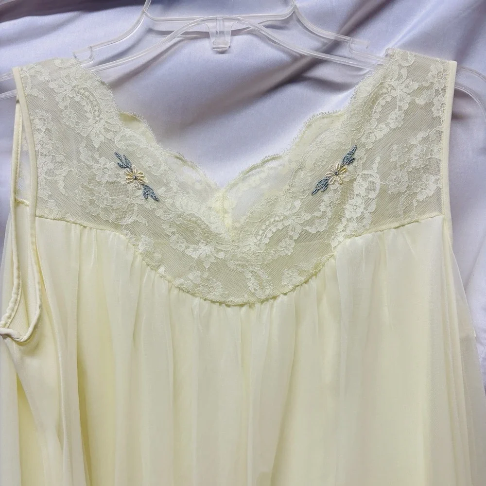 VTG Shadowline Bridal SILKY‎ Peignoir Lace Trim Embroidered Nylon Robe Nightgown